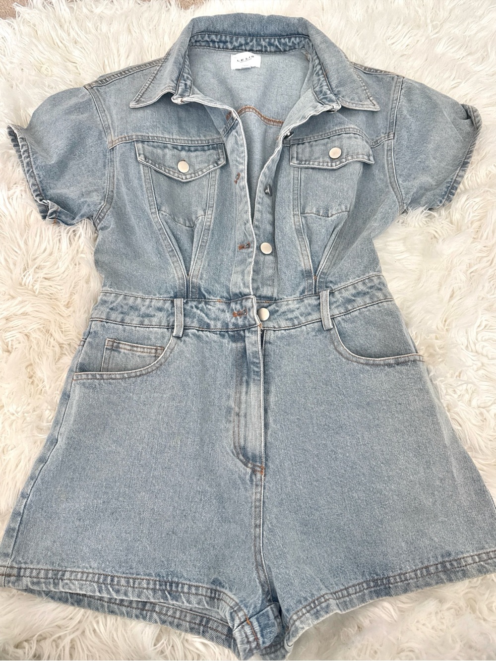 Le Lis Light Blue Denim Label Detail